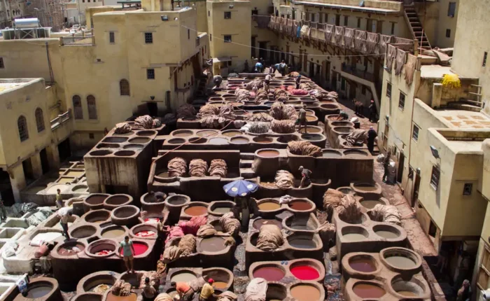 Vista de la curtiduría Chouara en la medina de Fez