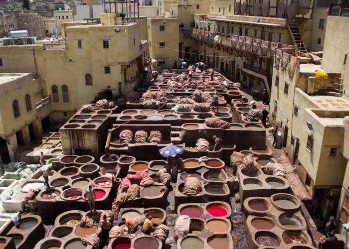 Vista de la curtiduría Chouara en la medina de Fez