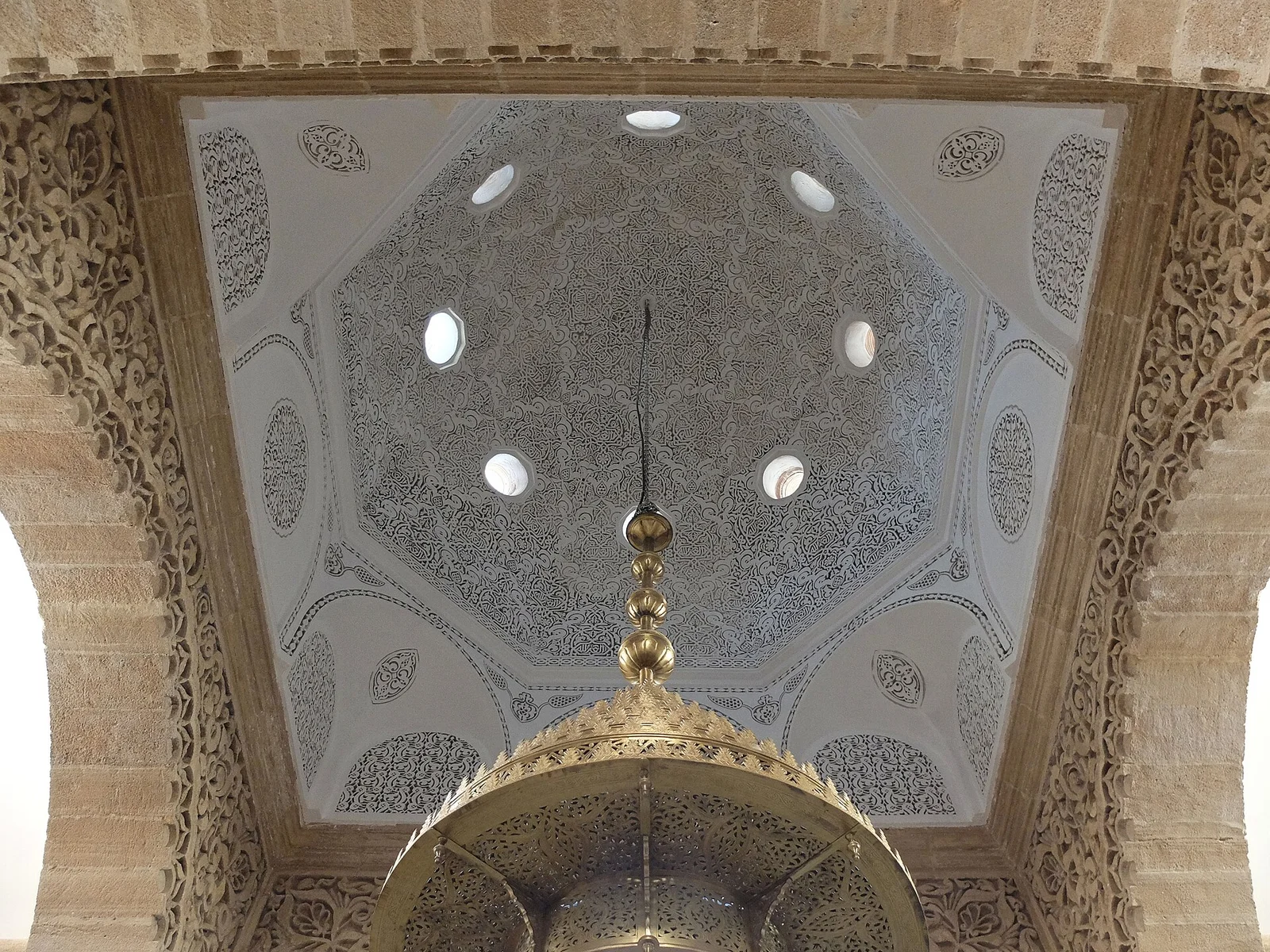 Cúpula decorada del hammam Saffarin en Fez