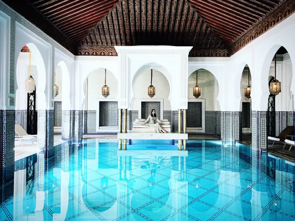 Patio con piscina de un riad de lujo